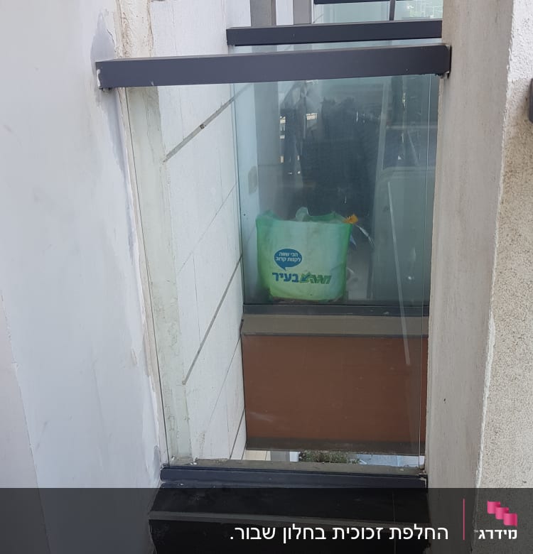 מעקה זכוכית עם מסגרת מתכת במרפסת